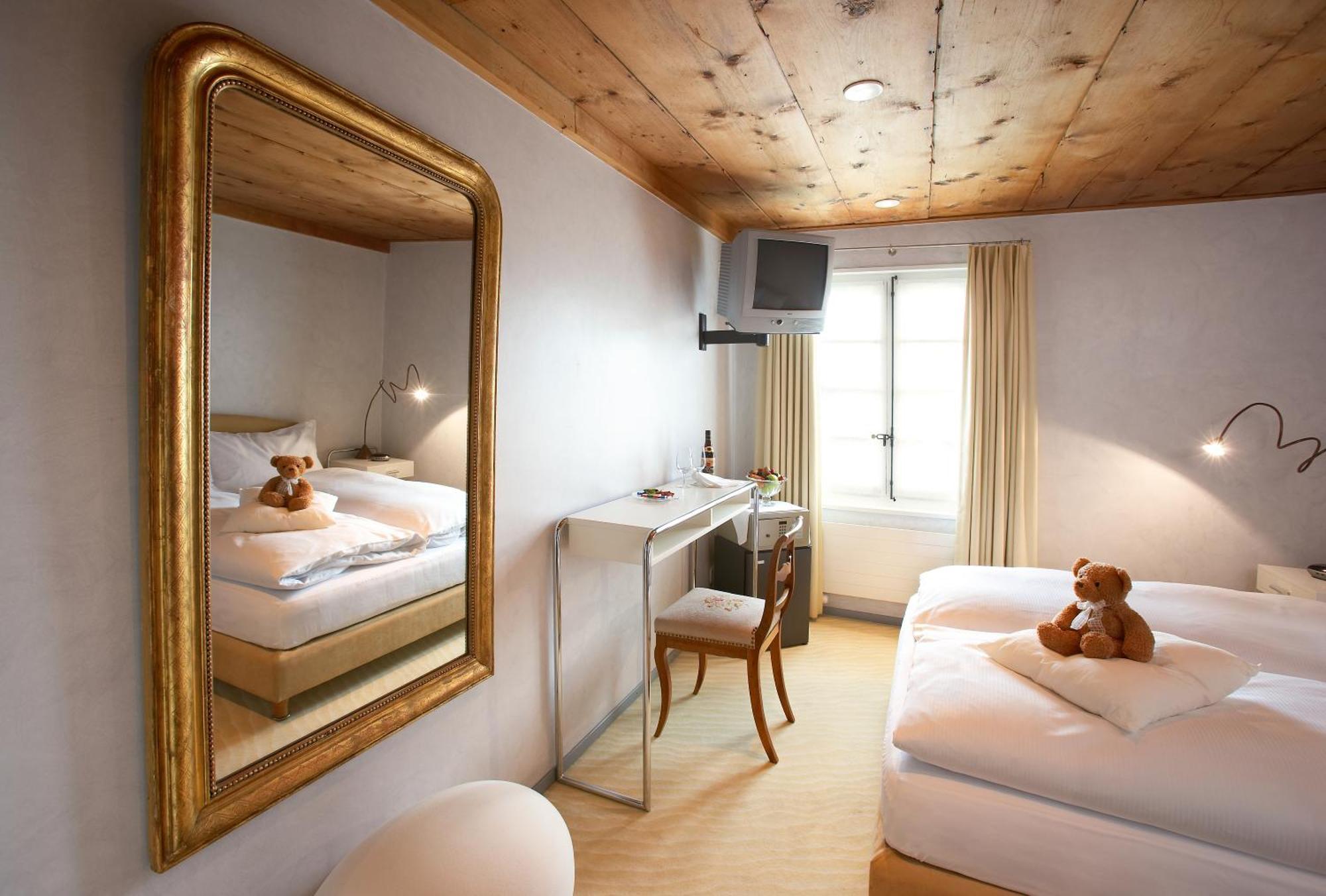 Romantik Hotel De L'Ours Sugiez Room photo